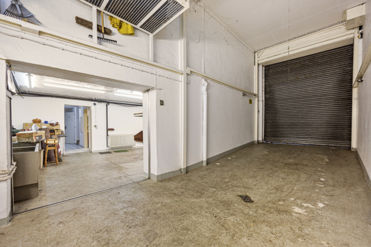 1. Garage mit Zugang zu Lagerfläche u. Werkstatt o.ä., Zufahrtshöhe geeignet für Lkw oder Wohnmobil