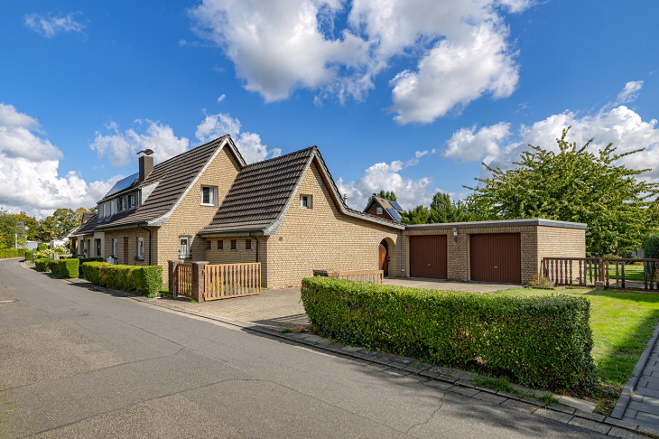 Krefeld-Fischeln | Großes Grundstück, viele Möglichkeiten – DHH mit Anbau und Doppelgarage Doppelhaushälfte in Krefeld / Oppum