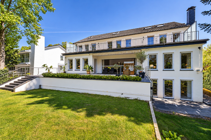 Zeitlose Parkvilla im Herzen des Krefelder Musikerviertels – elegant, repräsentativ und großzügig! Villa in Krefeld / Bockum