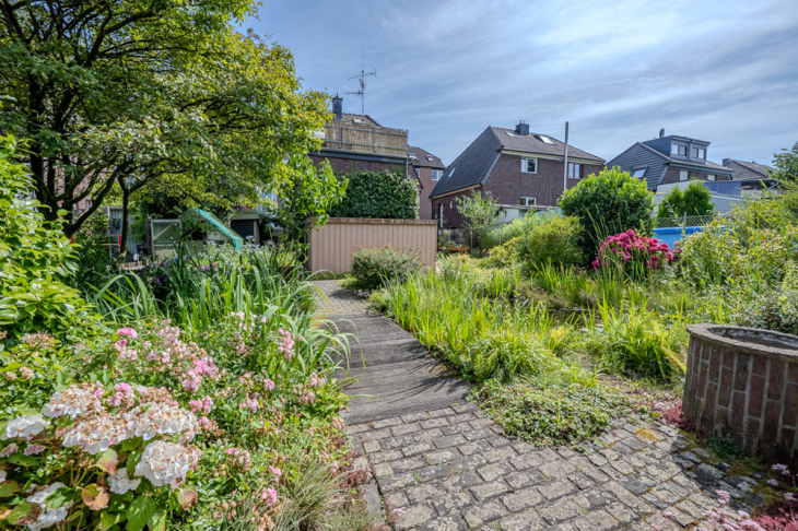 Garten mit Blick zum Haus