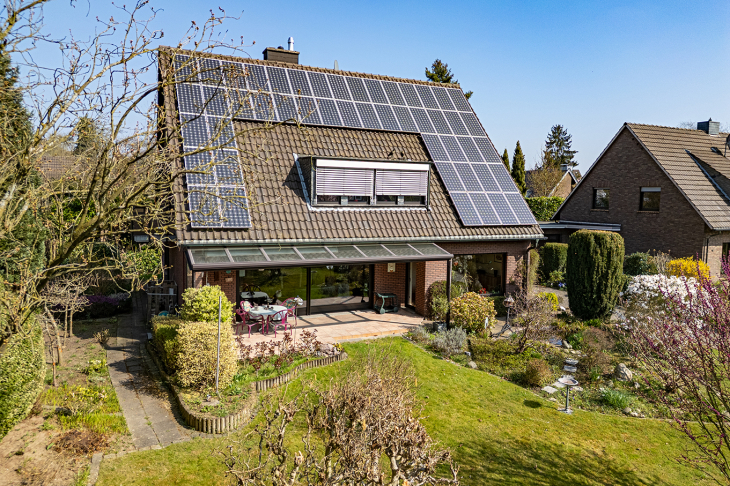 Großzügiges Einfamilienhaus mit idyllischem Garten in ruhiger Bockumer Lage wartet auf neue Impulse! Einfamilienhaus in Krefeld / Bockum