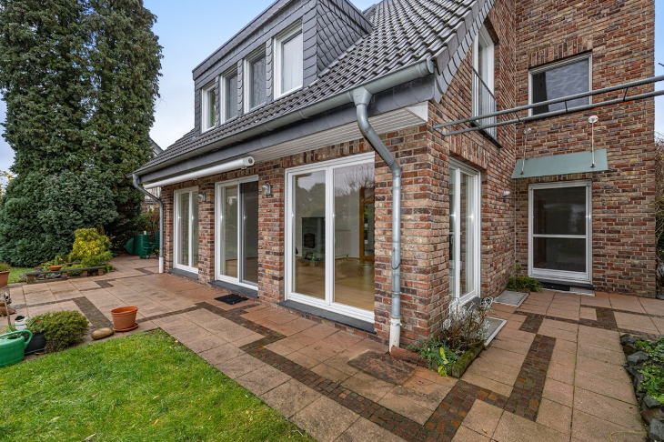 Vielseitiges Traumhaus für Familien: Modernes Wohnen mit großzügigem Raumangebot, Sauna und Garten Einfamilienhaus in Krefeld, Benrath-Süd