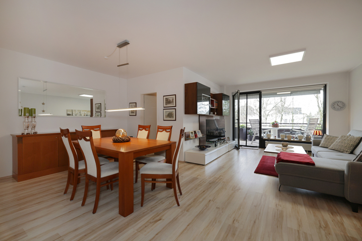 Komplett sanierte Eigentumswohnung in Stadtwaldnähe mit großer Westloggia, Küche und PKW Stellplatz! Etagenwohnung in Krefeld