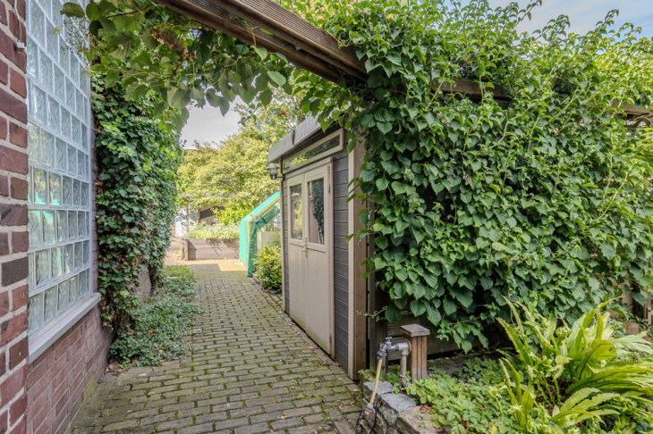 Zugang zum Garten rechts neben dem Haus